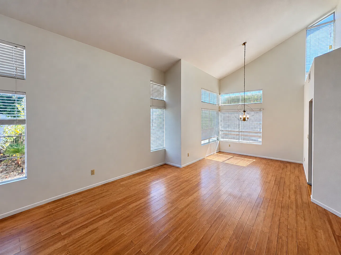 Spacious 4-Bedroom Home with Backyard in Mira Mesa — Photo 3