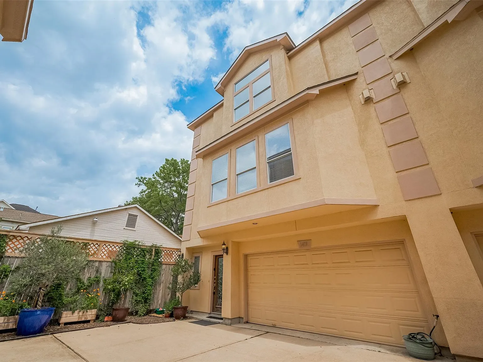 3 bed, 3.5 bath, 2793 sqft, $3,100 — Photo 3