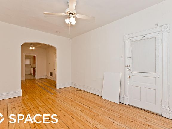 2nd image of 1050 W Cornelia Ave #1SPRG