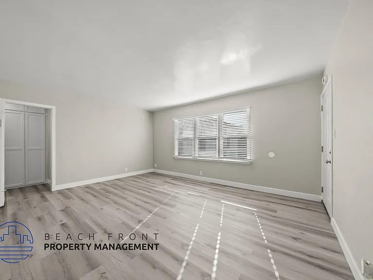 807-811 W. 15th Street — Photo 5