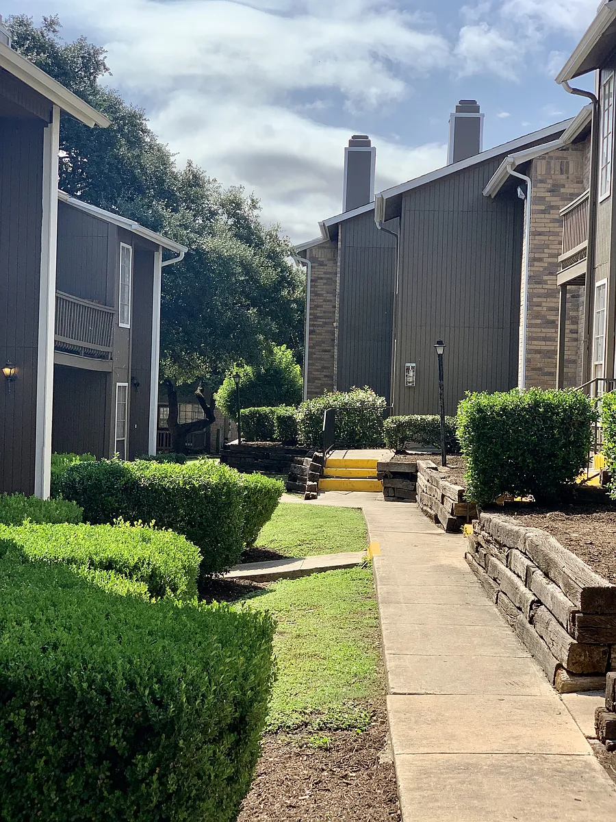Building Photo - Broken Oak Townhomes