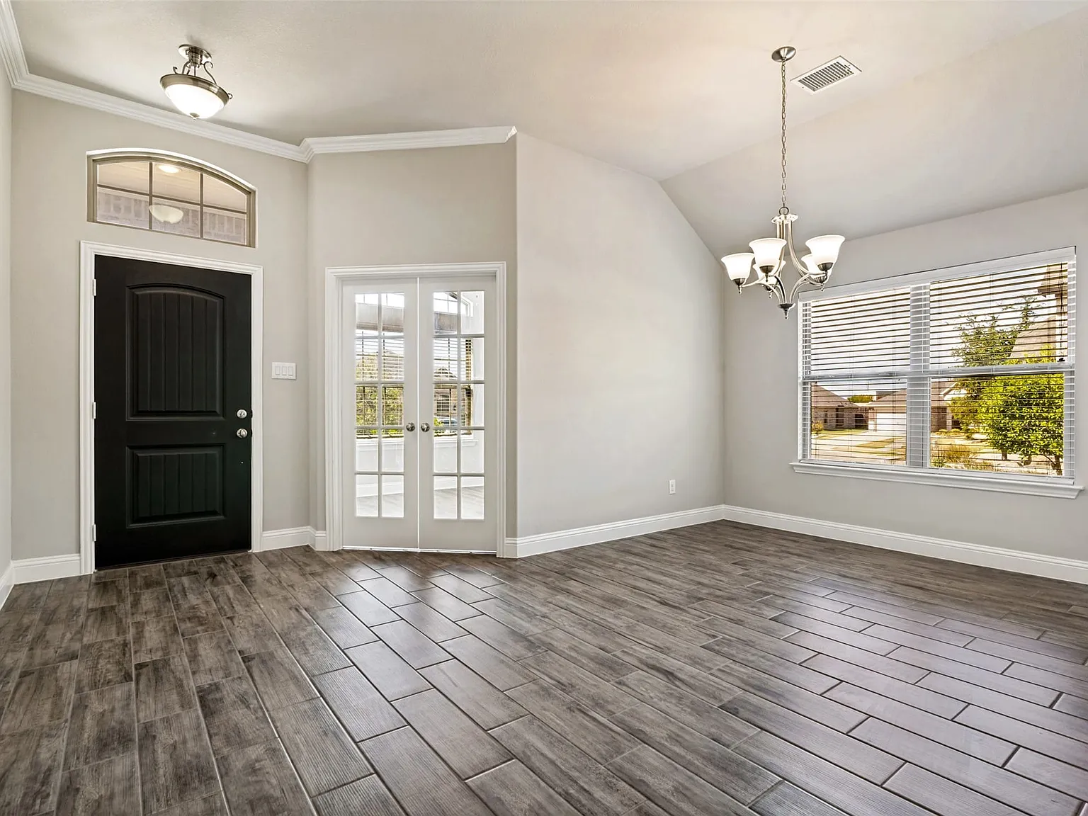 3 bed, 2.0 bath, 2120 sqft, $2,400 — Photo 2