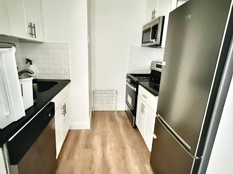 1910 Parsons Blvd #2H — Photo 11
