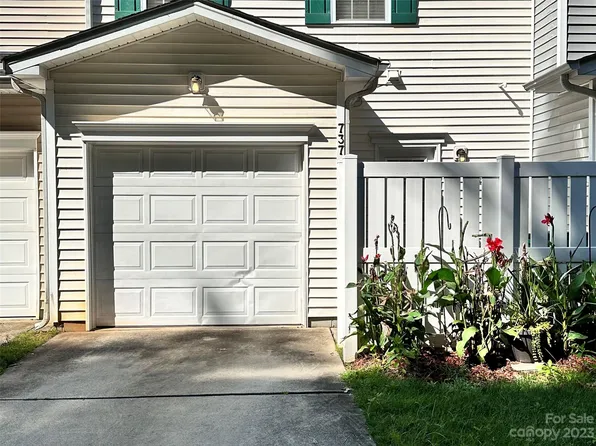 737 Plaza Walk Dr, Charlotte, NC 28215