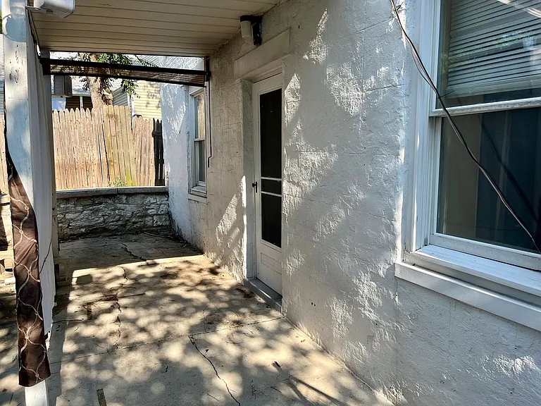 623 E 9th St — Photo 1