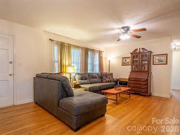 4th image of 203 Oak Grove Rd