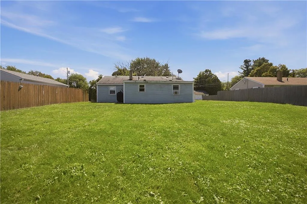 3 bed, 1.0 bath, 1080 sqft, $2,200 — Photo 4