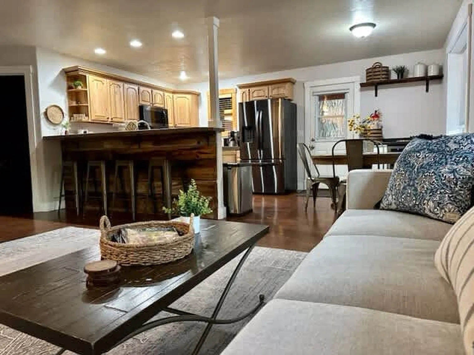 4 bed, 3.0 bath, 2992 sqft, $8,399 — Photo 3