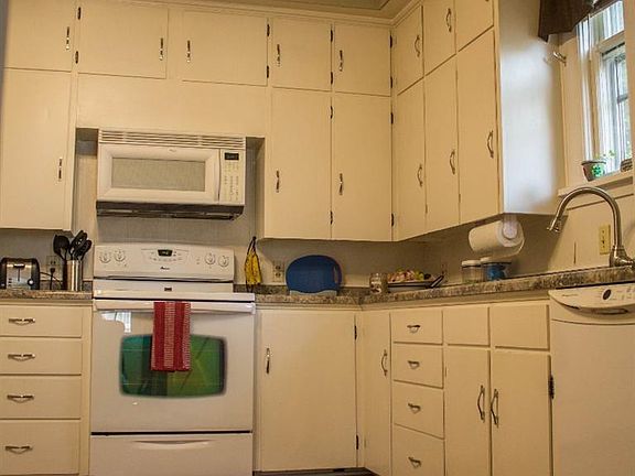 5th image of 909 N B St