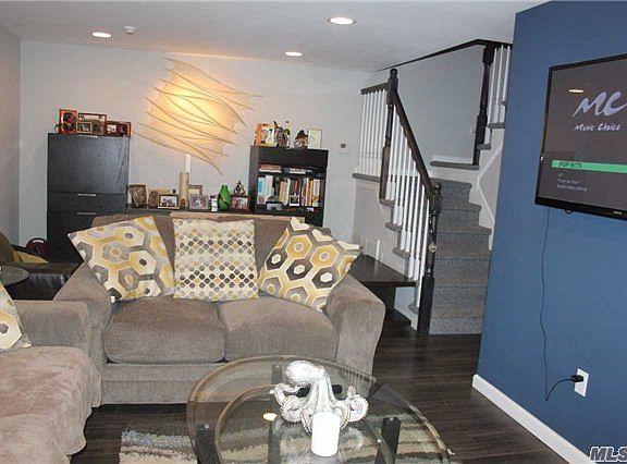 2nd image of 274 Brettonwoods Dr