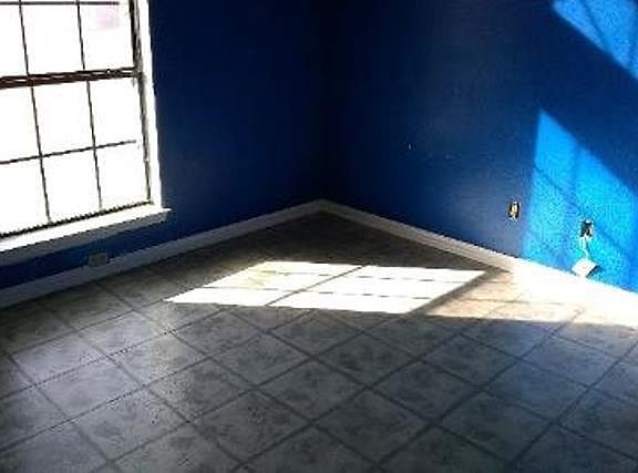 3rd image of 302 Meadow Dr