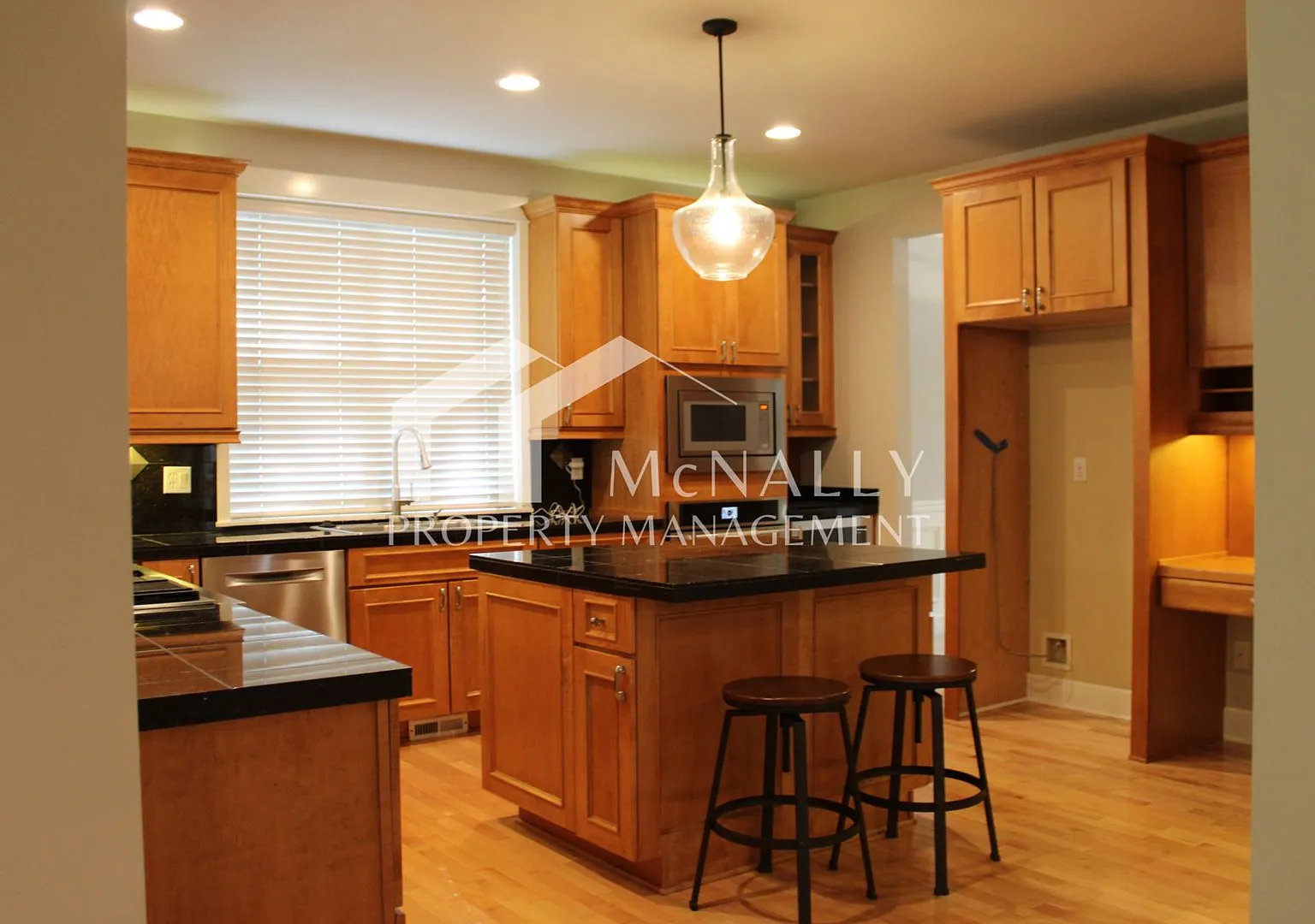 Luxury 3-Bedroom Home in Gated Canterwood Community — Photo 3