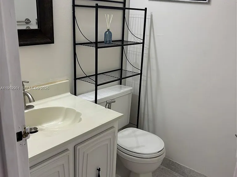 800 Parkview Dr #823 — Photo 3