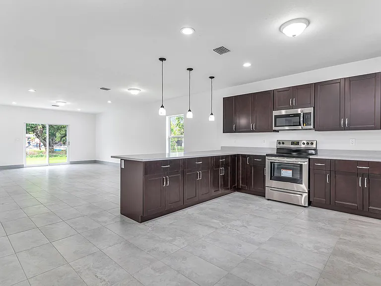 2360 NW 14th St — Photo 4