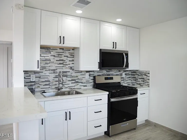 11033 N 16th Ave #3 — Photo 1