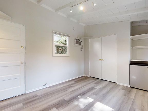 3rd image of 948 Palm Ave #6