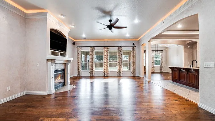 4 bed, 2.5 bath, 2477 sqft, $2,395 — Photo 3