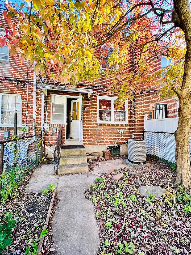Remodeled 3BR 2BT, Central Air, Stainless Steel, Optional 4th Bedroom & Full-Size Washer Dryer — Photo 3