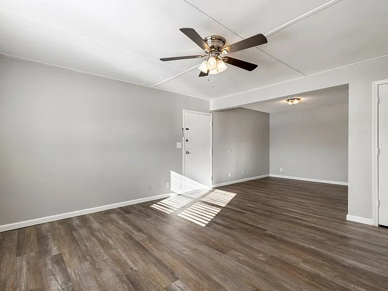 Crossroads Villa Apartments — Photo 19