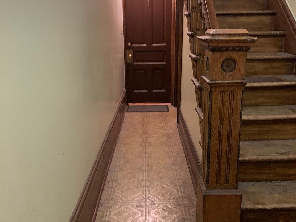 Apt 1 entrance