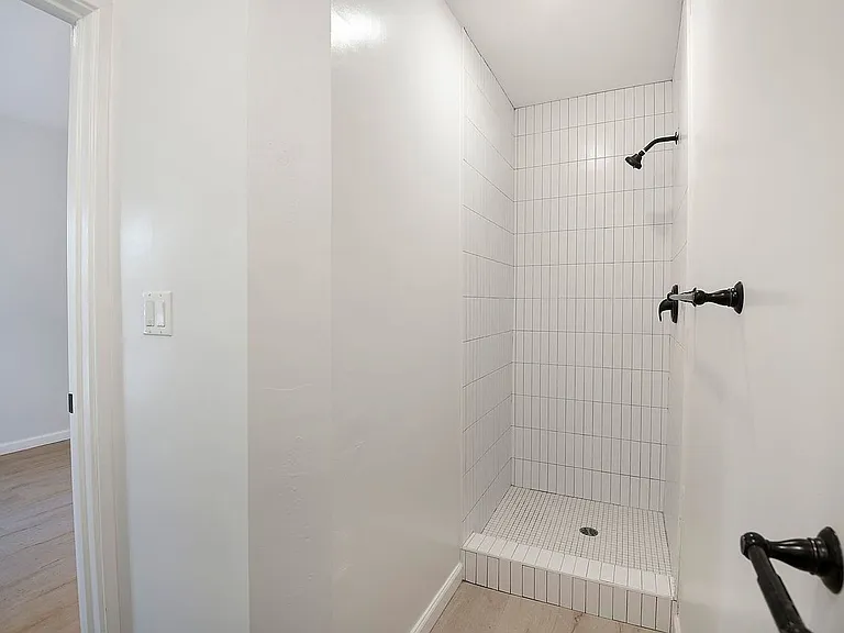 8th Street Studios Near Downtown Los Angeles Move-In Special — Photo 24
