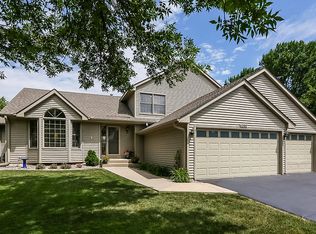 1092 Bluff Pass S, Chaska, MN 55318