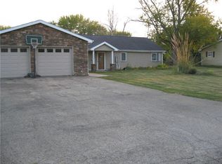 2004 Kimberly Dr, Charleston, IL 61920