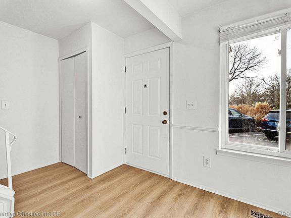 5th image of 1787 Southfield Rd