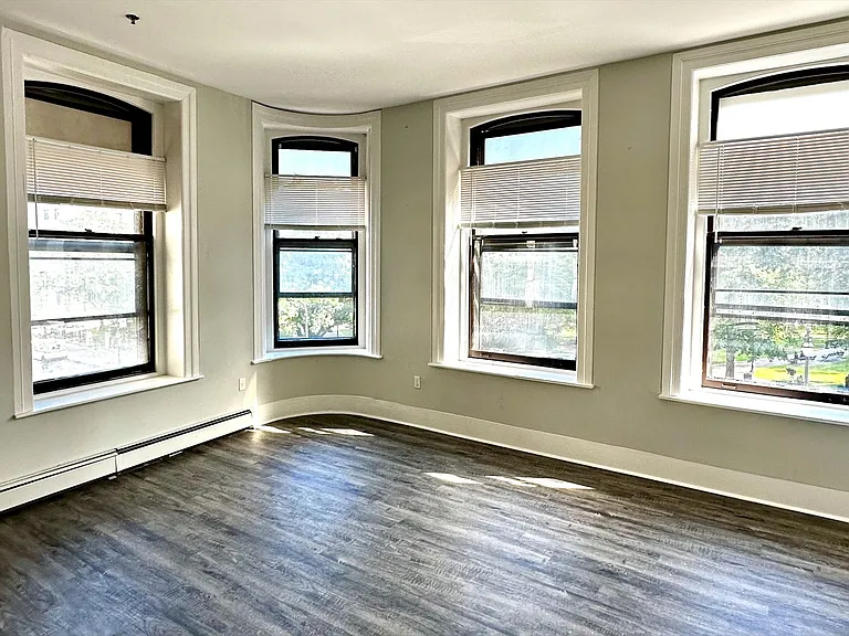 60 Franklin St — Photo 2