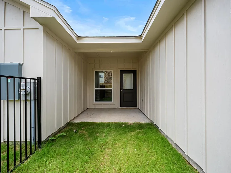 410 W Avenue C — Photo 28
