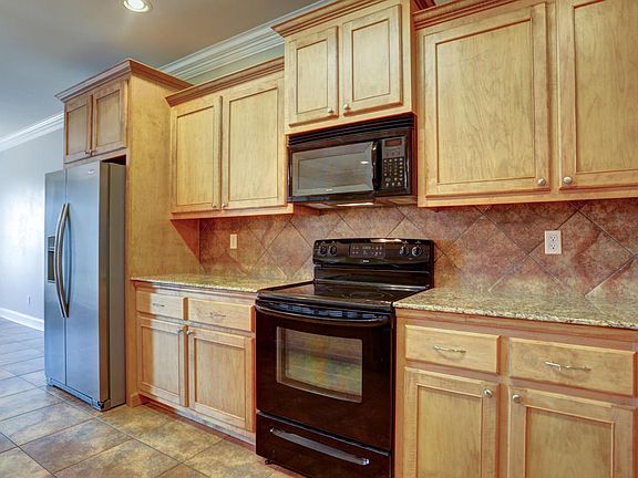 5th image of 139 Onyx St