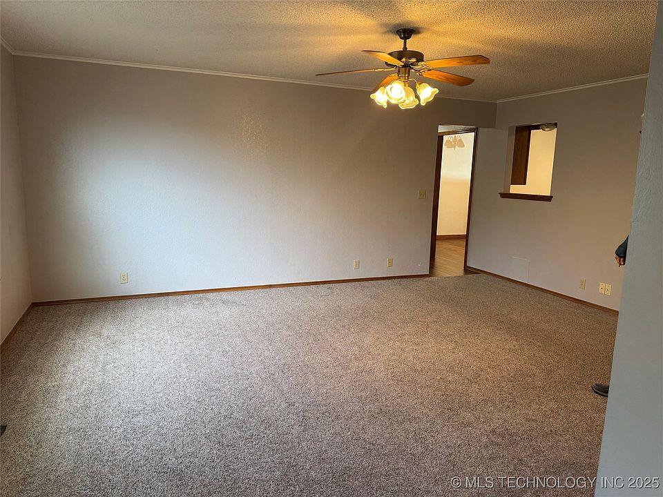 2nd image of 1445 Windsor Dr