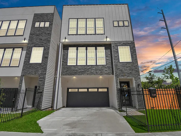 2401 Chapman St — Photo 1