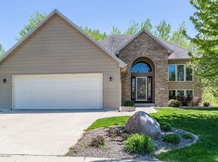 6118 White Pine Cir NW, Rochester, MN 55901