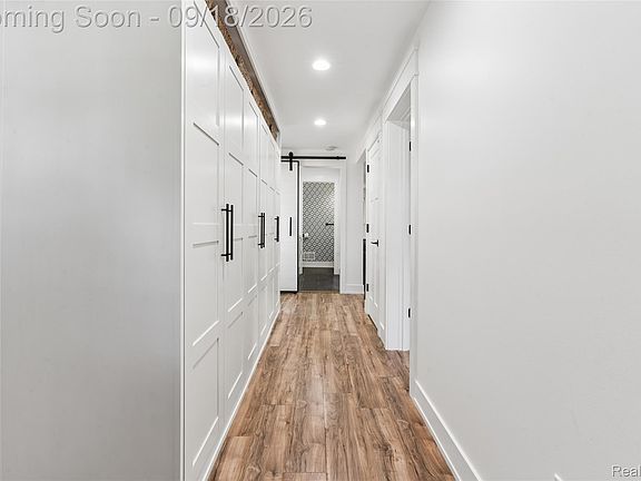 4th image of 904 N Main St