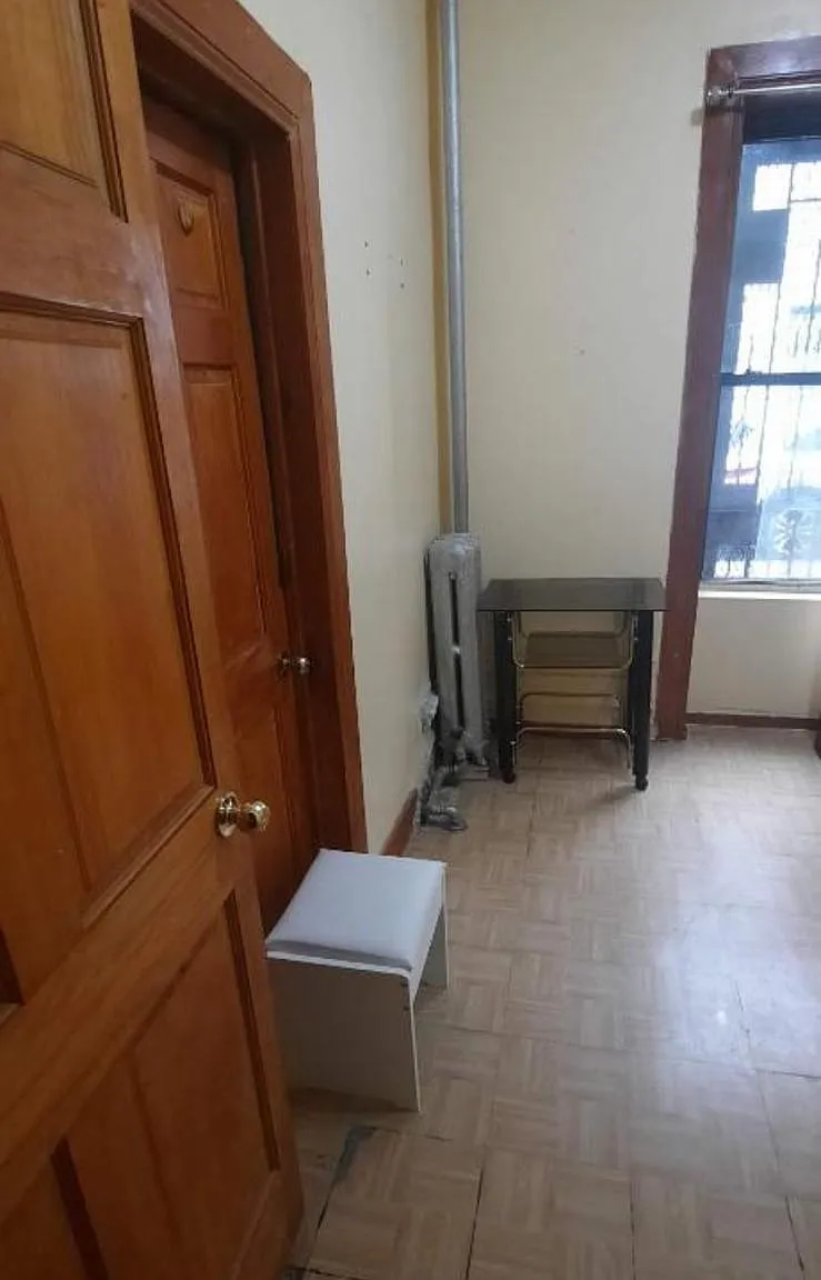 4 bed, 220 sqft, $1,000 — Photo 1