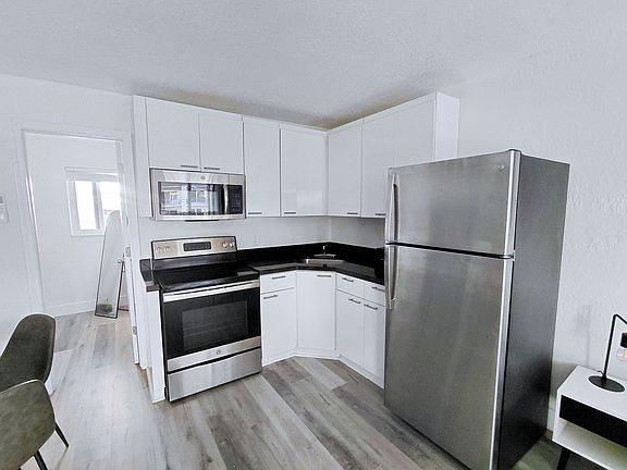 2nd image of 412 Sunset Dr #10