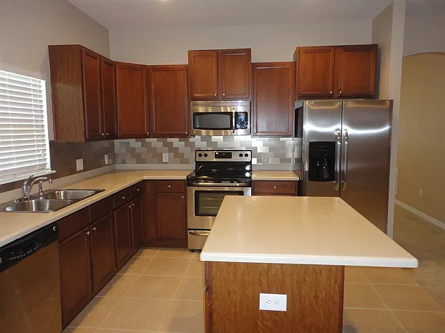 3 bed, 2.0 bath, 1810 sqft, $2,170 — Photo 2