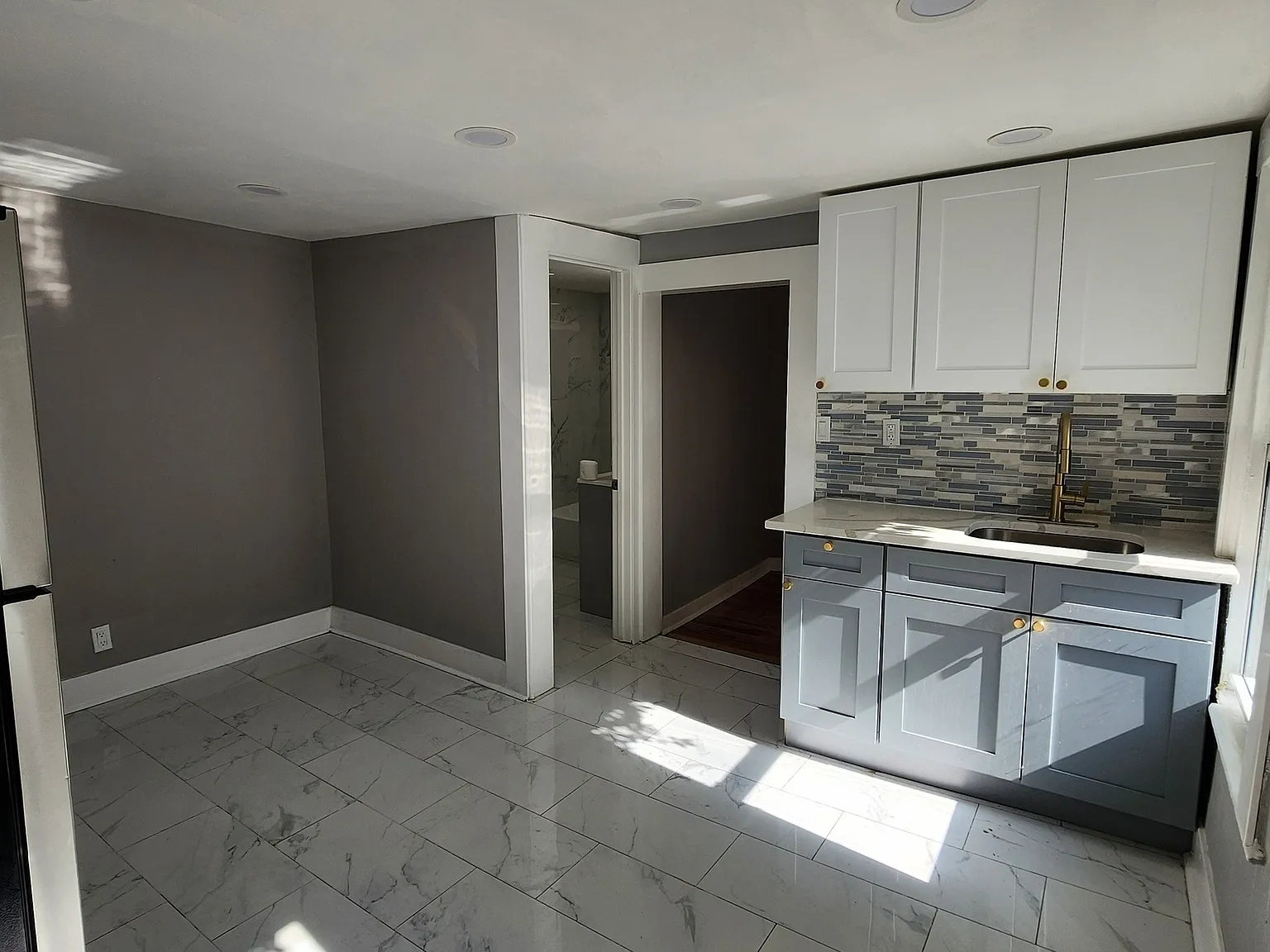 2 bed, 1.0 bath, 2302 sqft, $1,900 — Photo 2