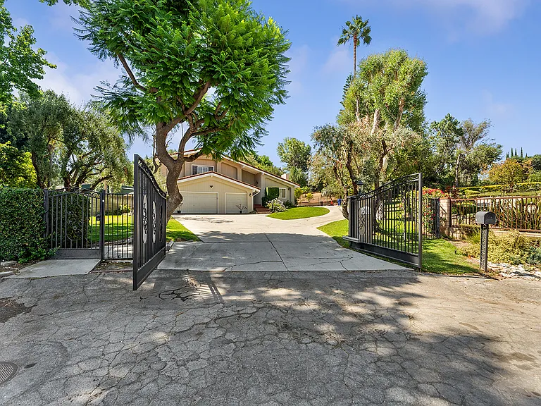 2700 Allman Pl — Photo 2