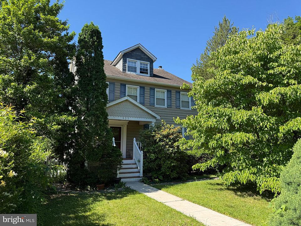1st image of 923 Arran Rd