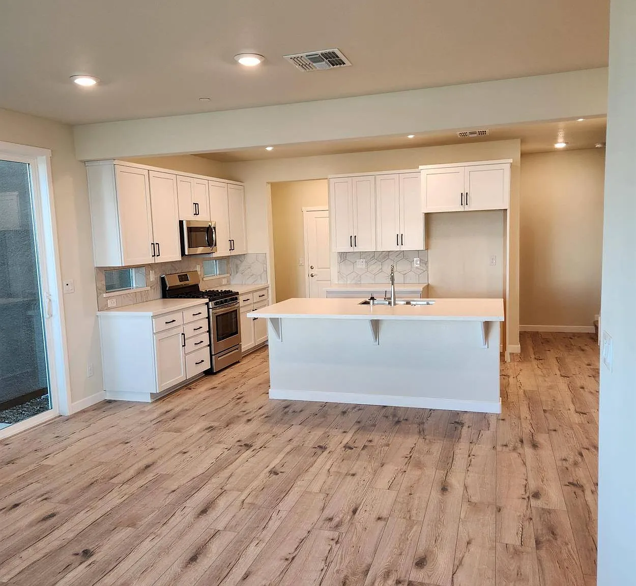 3 bed, 2.5 bath, 1835 sqft, $3,250 — Photo 3