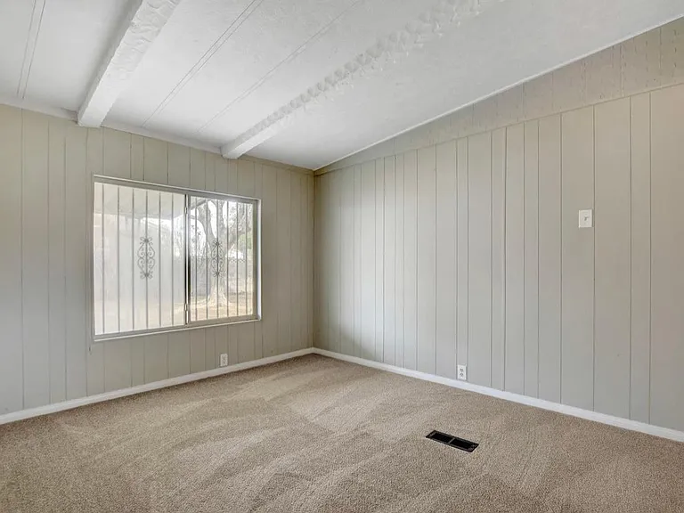 136 Sir Thomas Dr — Photo 10
