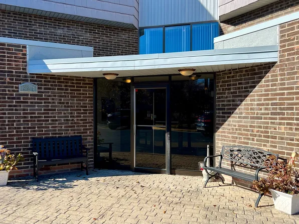 924 S Lake Ct #4-214, Westmont, IL 60559