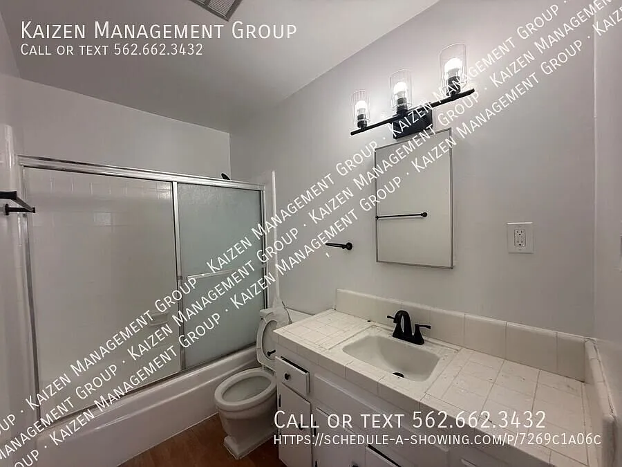 Renovated 2br/2ba Private 2-Car Garage A/C Top Floor Corner — Photo 4