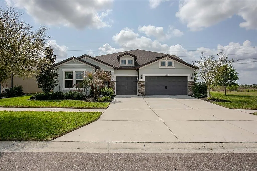 6 bed, 4.0 bath, 4169 sqft, $4,500 — Photo 2