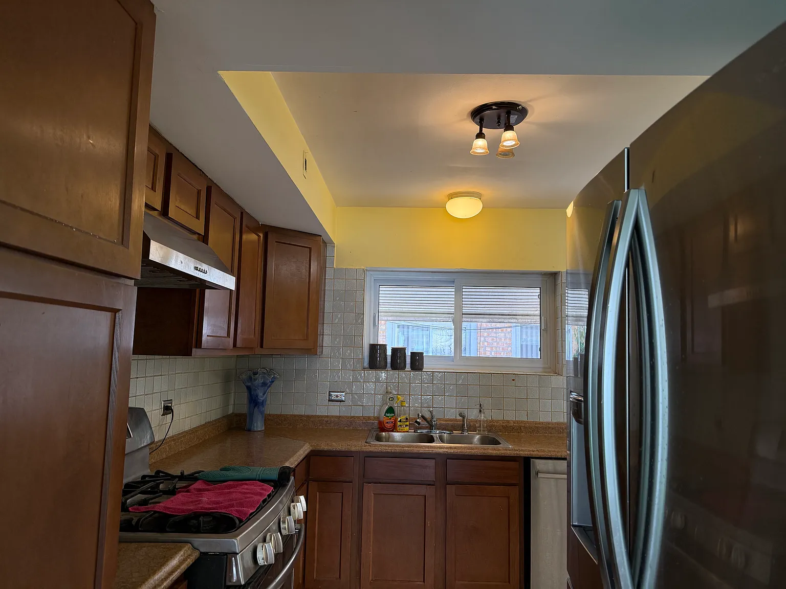 3 bed, 1.5 bath, 1850 sqft, $2,400 — Photo 3