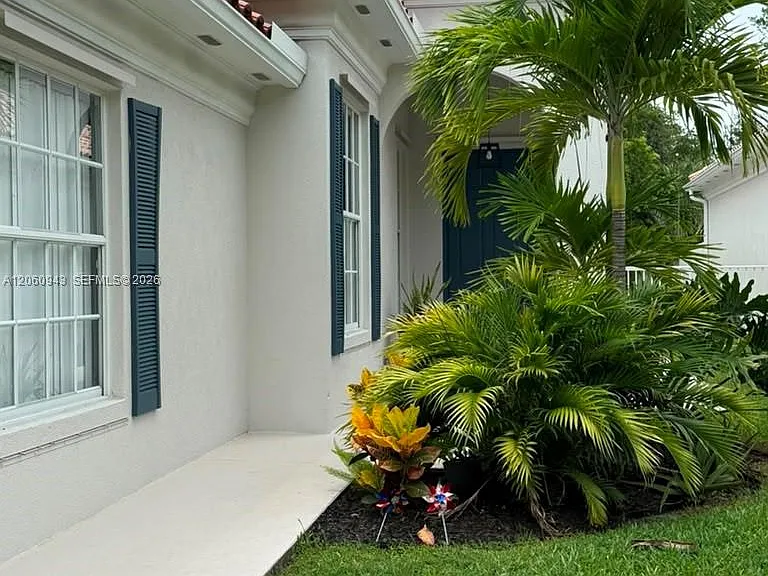 2008 Valencia Dr — Photo 1