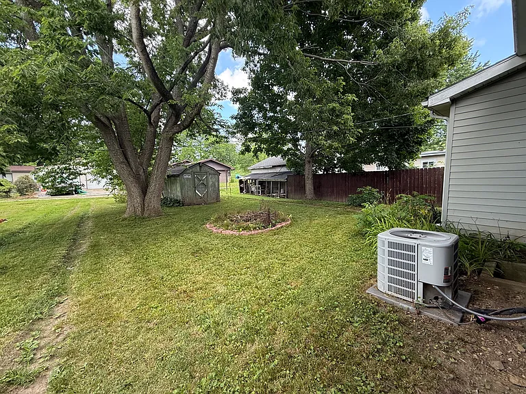 218 E Monroe St — Photo 17
