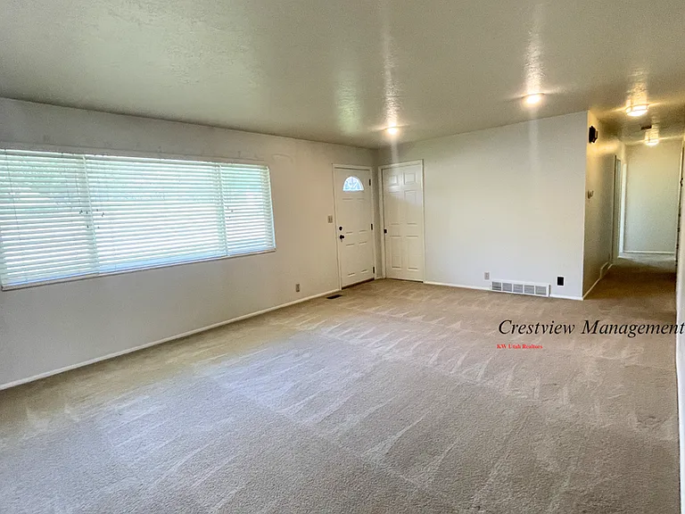 1498 E Pioneer Rd — Photo 9